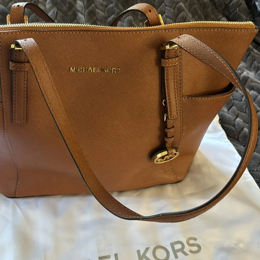 Michael Kors Tan large Tote Pocketbook - Picture 2 of 8